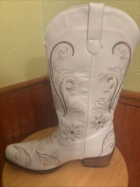 IUV White Embroidered Western Cowboy Boots used once- Size 9.5